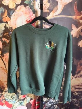 Unisex Small emerald green sweater with embroidered black cat and flowers :)